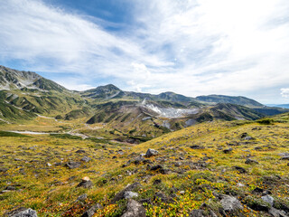 初秋で紅葉が色づき始めた立山全景（背景は雷鳥沢、室堂周辺）