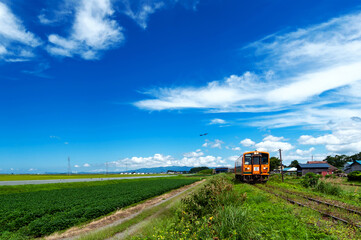 Fototapeta na wymiar 【青森県津軽地方】津軽の田園地帯と疾走するローカル鉄道