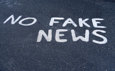 Weiß auf dunklem Asphalt: "No Fake News"
