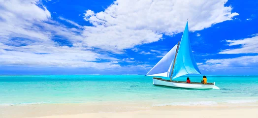 Foto auf Acrylglas Le Morne, Mauritius Tropisches Paradies. Urlaub auf der Insel Mauritius, Strand von Le Morne. Ansicht mit traditionellem Boot