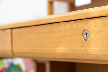 木製の学習机の引き出し
