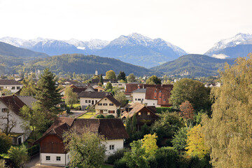 Fototapeta premium Blick von Sulz in das Rheintal mit Schnee bedeckten Bergen