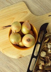 suszone grzyby i cebula w kuchni