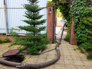 Image of the courtyard of a private house where a sewer well is pumped out.