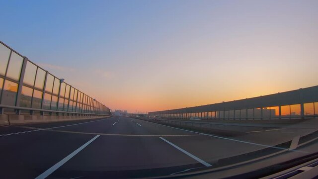 高速道路を走る車の運転席からの景色