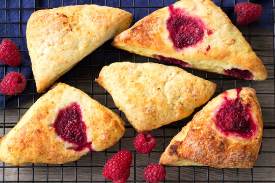 Skones with raspberries for a traditional British afternoon tea party.