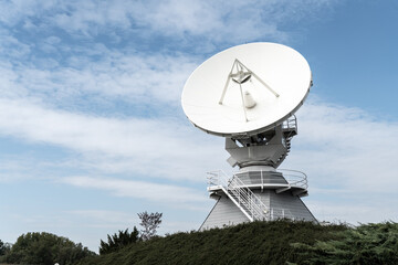 Erdfunkstelle mit Parabolantennen