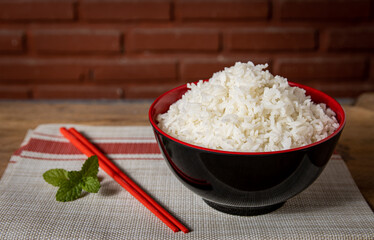 Cooked rice In the black ceramics bowl
