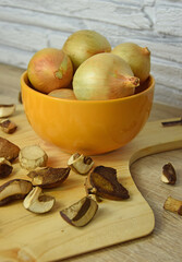 suszone grzyby i cebula w kuchni