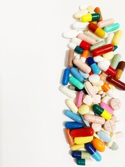 Medicinas de distintos tamaños, distintas formas y distintos colores sobre fondo blanco
