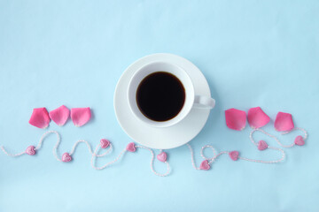 Obraz na płótnie Canvas コーヒーとホットピンクのバラの花びらとハート