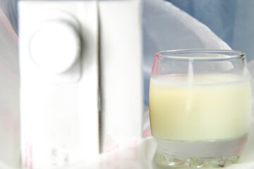 Vaso de leche sin condimentar.
Alimento líquido de procedencia animal indispensable para el equilibrio dietético.
