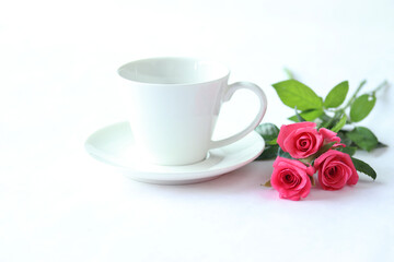 Fototapeta na wymiar コーヒーとホットピンクのバラの花束