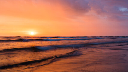 Fototapeta na wymiar Sunrise above ocean waves