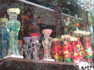 土産物店に並ぶカラフルなビン詰め（ギリシャ）