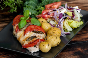 filet drobiowy z serem, pomidorami i ziołami