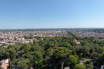 Fototapeta na wymiar Panorama des jardins de la Fontaine et avenue Jean-Jaurès à Nîmes vue de la tour Magne - Gard - France.