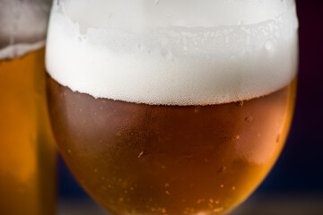 copa con cerveza artesanal