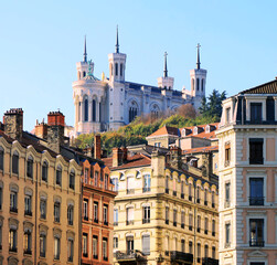 Obraz premium La blanche basilique de Fourvière surplombant les maisons du bord de Saône à Lyon.
