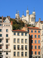 Fototapeta na wymiar La blanche basilique de Fourvière surplombant les maisons du bord de Saône à Lyon.
