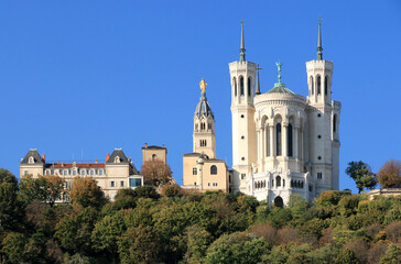 Fototapeta na wymiar La blanche basilique de Fourvière sur la colline surplombant Lyon.