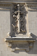 statue