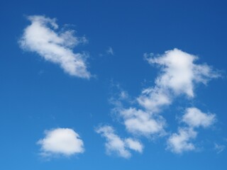 Naklejka na ściany i meble Flauschige Wolken im blauen Sommerhimmel