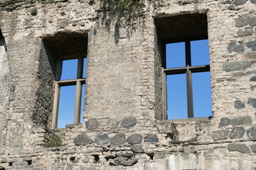 Steinmauer der alten Stadtburg mit Fensteröffnungen in Andernach am Rhein