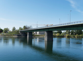 Rheinbrücke für den Straßenverkehr führt von Breisach nach Volgelsheim auf französischer Seite
