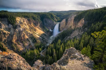 Lower Falls des Yellowstone-Nationalparks bei Sonnenuntergang, Wyoming, USA