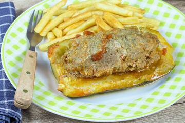 courgette farcie et frites dans une assiette