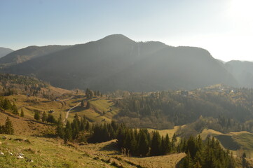 Obraz premium Hiking in the misty and dramatic Carpathian Mountain range in Romania, Eastern Europe