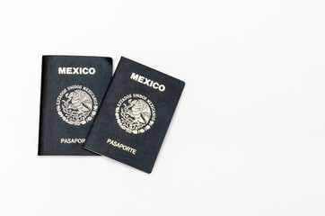 Pasaportes mexicanos aislados sobre fondo blanco.