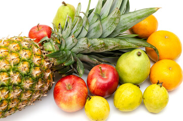 Obraz na płótnie Canvas Grupo de frutas coloridas sobre fondo blanco. Piña, guayabas, peras, manzanas sobre fondo blanco.