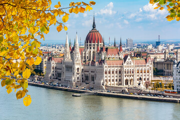 Obraz premium Hungarian parliament building and Danube river in autumn, Budapest, Hungary