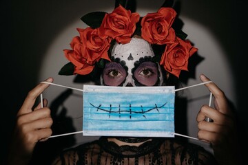 Concepto de Carnaval o Halloween. Mujer asustada con mascarilla anti covid y virus de la pandemia,...