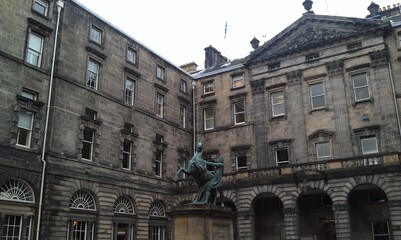 Reiterstandbild vor altem Geb&auml;ude in Edinburg