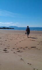 Mann läuft am Strand entlang