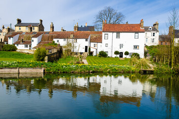 Fototapeta na wymiar White cottages on river Cam, Cambridge, United Kingdom