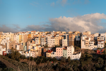 Fototapeta premium Vista general. Conjunto de casas construidas en una ladera. Las Palmas de Gran Canaria. Islas Canarias