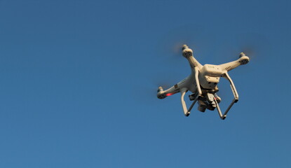 Drone in volo che scatta fotografie e produce video
