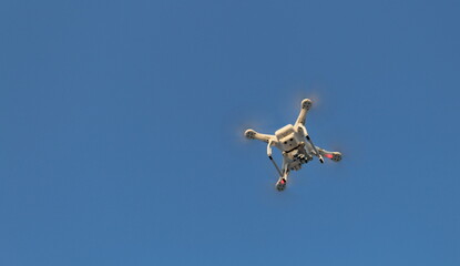 Drone in volo che scatta fotografie e produce video