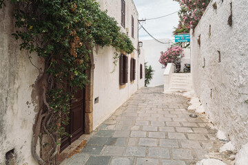 Fototapeta na wymiar old narrow street in the village of Lindos, Greece, Rhodes 