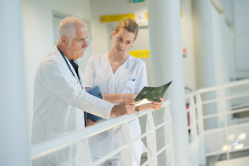 Obraz premium two busy doctors on the corridor