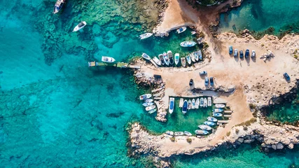 Zelfklevend Fotobehang Cyprus Kleine boten op het strand van bovenaf