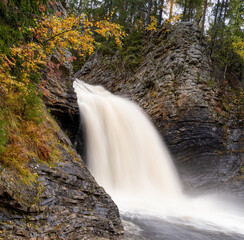 Wodospad Hogfallet w województwie Innlandet w okolicy Gjovik w Norwegii © Dreamnordno