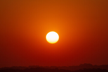 Fototapeta premium Pôr do Sol, sol poente, céu alaranjado com sol