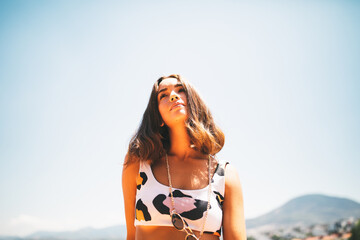 Mujer modelando bikini en verano sol y calor con estilo