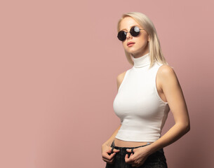 Style blonde in top and sunglasses