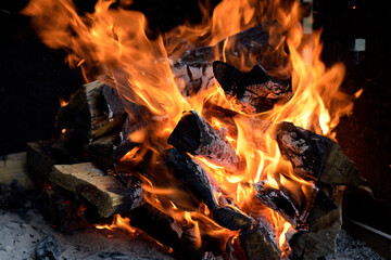 Fototapeta premium belles flammes sur un feu de camp 